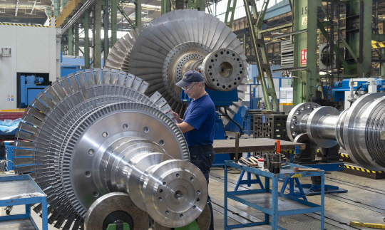 체코 플젠에 위치한 두산에너빌리티의 체코 자회사 두산스코다파워 공장에서 직원이 증기터빈을 살펴보고 있다. 두산에너빌리티 제공